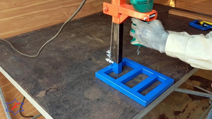 Очень простой сверлильный станок из самых доступных материалов