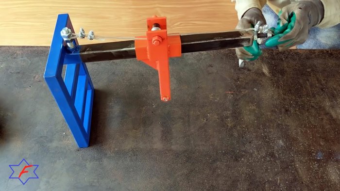 Очень простой сверлильный станок из самых доступных материалов