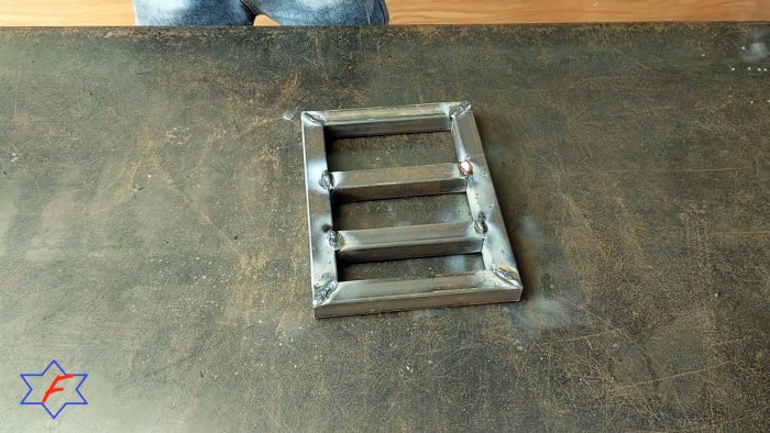 Очень простой сверлильный станок из самых доступных материалов