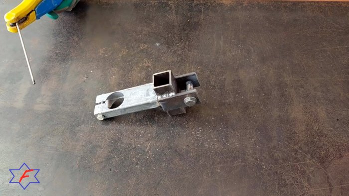 Очень простой сверлильный станок из самых доступных материалов