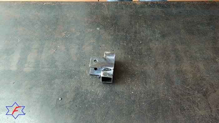 Очень простой сверлильный станок из самых доступных материалов