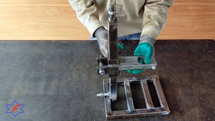 Очень простой сверлильный станок из самых доступных материалов