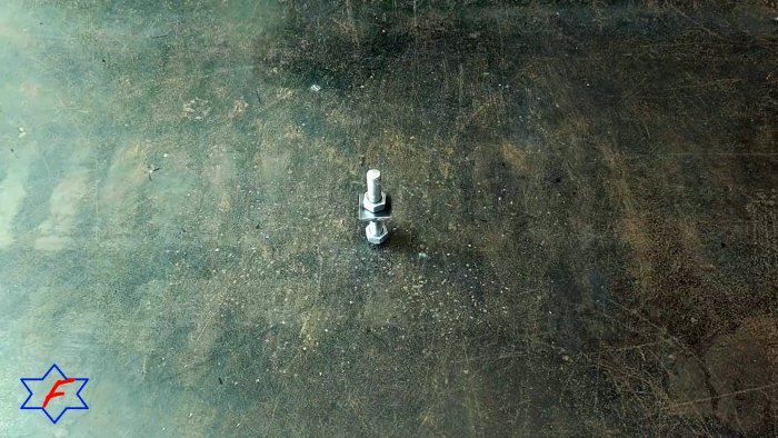 Очень простой сверлильный станок из самых доступных материалов