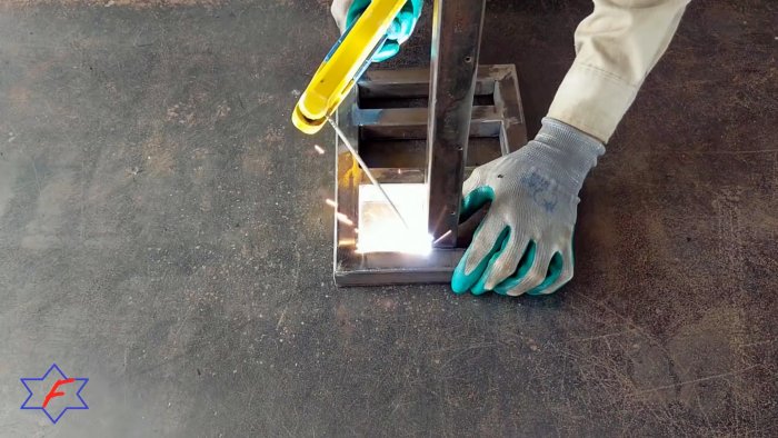 Очень простой сверлильный станок из самых доступных материалов