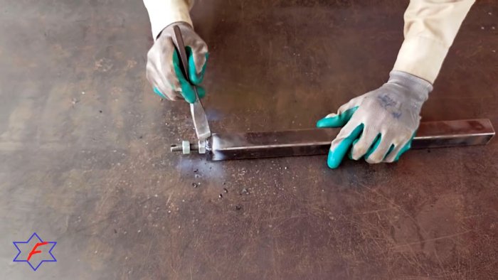 Очень простой сверлильный станок из самых доступных материалов