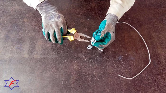 Очень простой сверлильный станок из самых доступных материалов