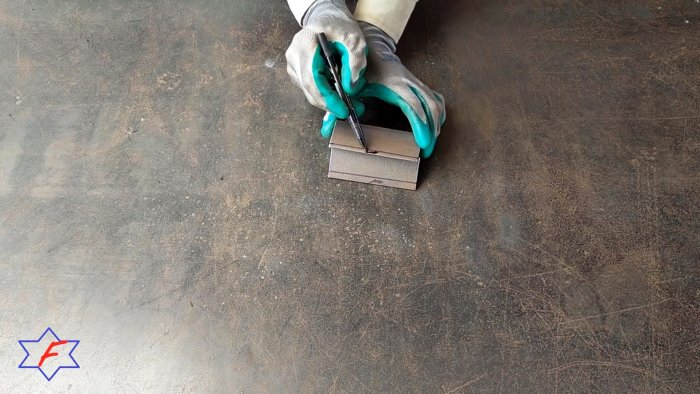 Очень простой сверлильный станок из самых доступных материалов