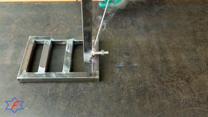 Очень простой сверлильный станок из самых доступных материалов