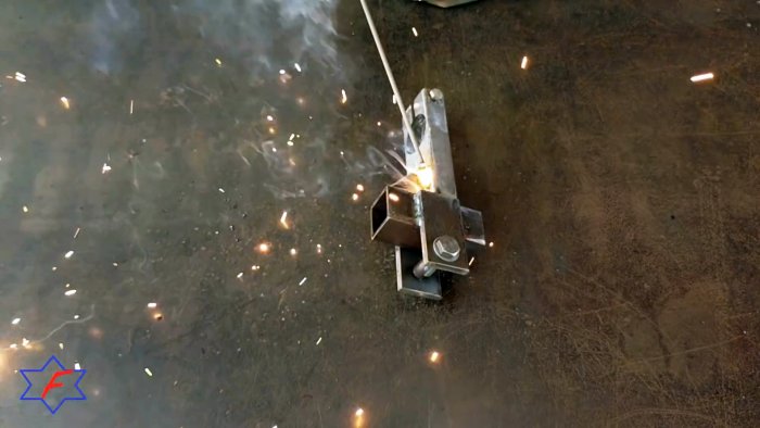 Очень простой сверлильный станок из самых доступных материалов