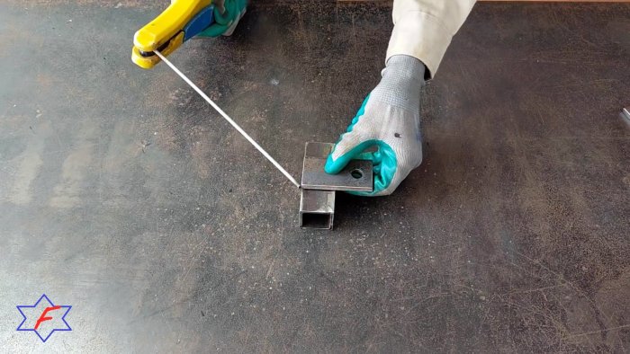 Очень простой сверлильный станок из самых доступных материалов