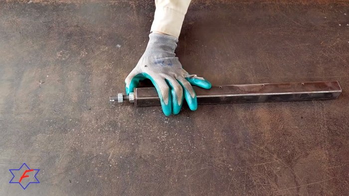 Очень простой сверлильный станок из самых доступных материалов