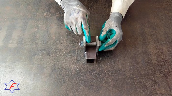 Очень простой сверлильный станок из самых доступных материалов