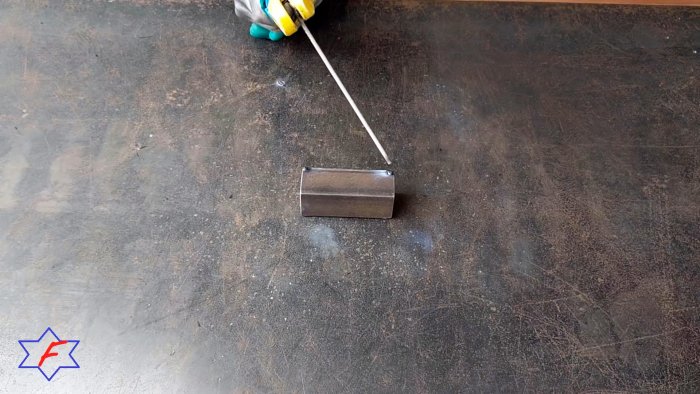 Очень простой сверлильный станок из самых доступных материалов