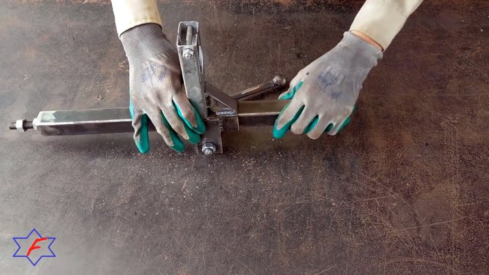 Очень простой сверлильный станок из самых доступных материалов