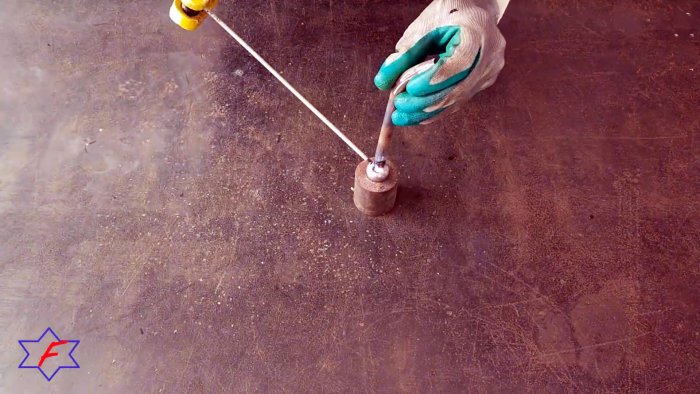 Очень простой сверлильный станок из самых доступных материалов