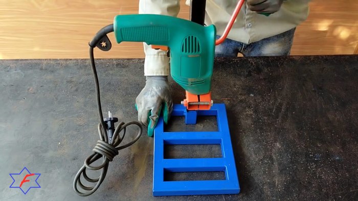 Очень простой сверлильный станок из самых доступных материалов