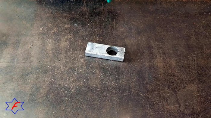 Очень простой сверлильный станок из самых доступных материалов