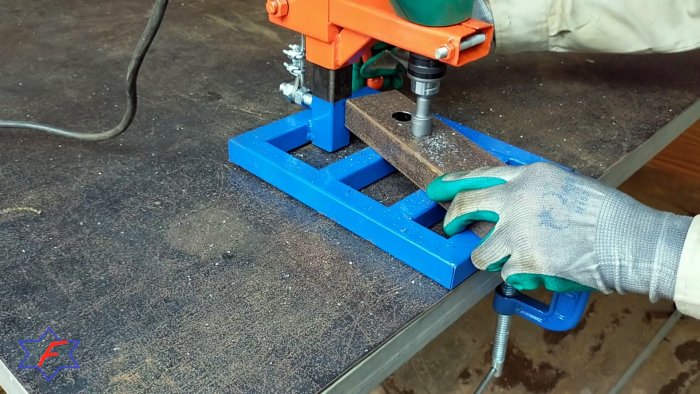 Очень простой сверлильный станок из самых доступных материалов