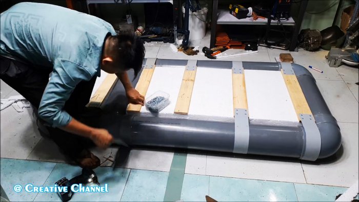 Как сделать легкую лодку из ПВХ труб за один вечер