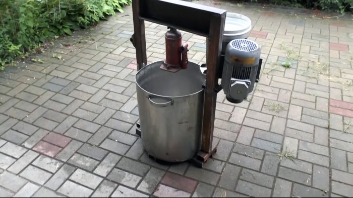 Как сделать мощную соковыжималку и решить проблему с кучей яблок