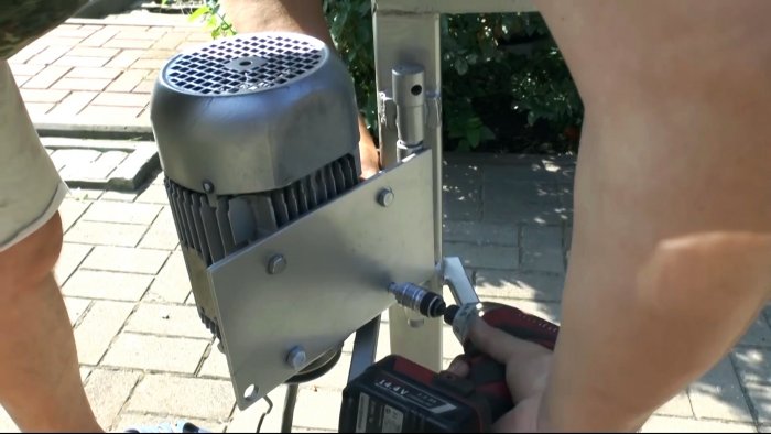 Как сделать мощную соковыжималку и решить проблему с кучей яблок