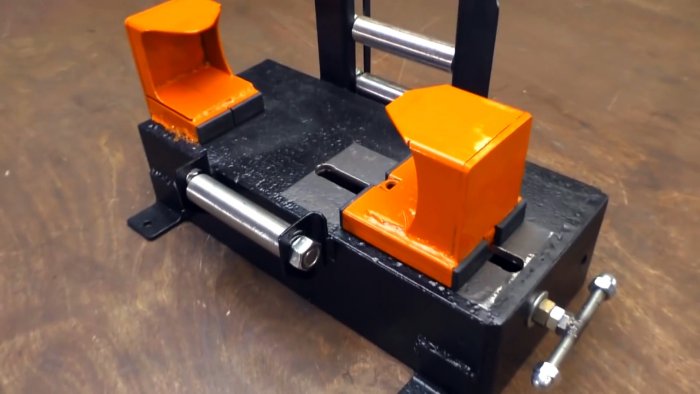 Этот станок из болгарок чистит ржавые трубы в два счета