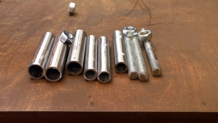 Этот станок из болгарок чистит ржавые трубы в два счета