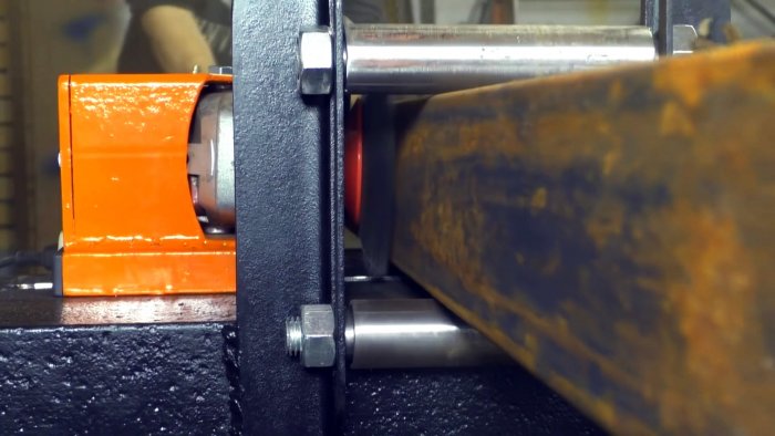 Этот станок из болгарок чистит ржавые трубы в два счета