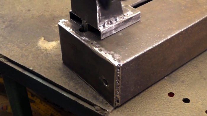 Этот станок из болгарок чистит ржавые трубы в два счета