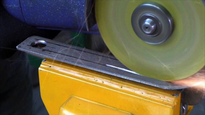 Этот станок из болгарок чистит ржавые трубы в два счета