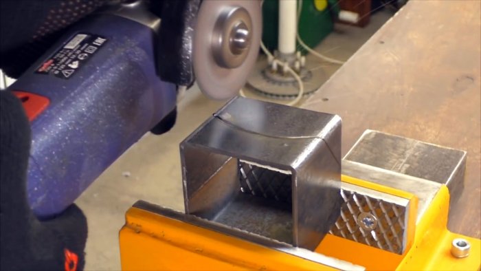 Этот станок из болгарок чистит ржавые трубы в два счета