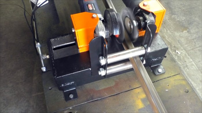 Этот станок из болгарок чистит ржавые трубы в два счета