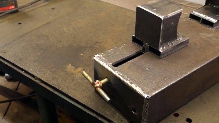 Этот станок из болгарок чистит ржавые трубы в два счета