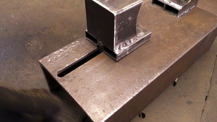 Этот станок из болгарок чистит ржавые трубы в два счета