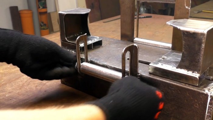 Этот станок из болгарок чистит ржавые трубы в два счета