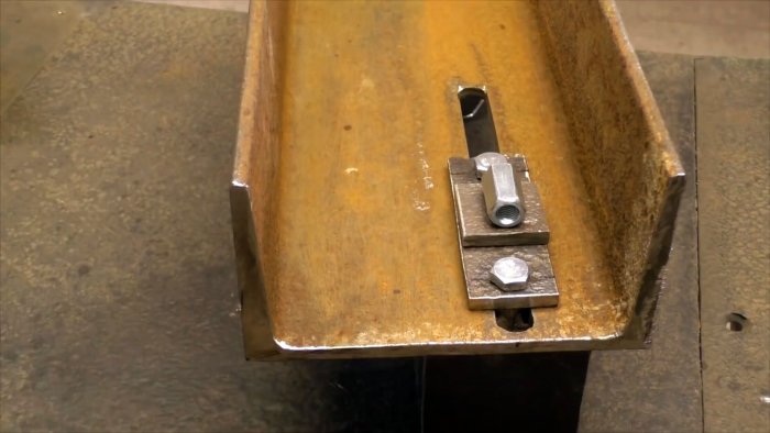 Этот станок из болгарок чистит ржавые трубы в два счета