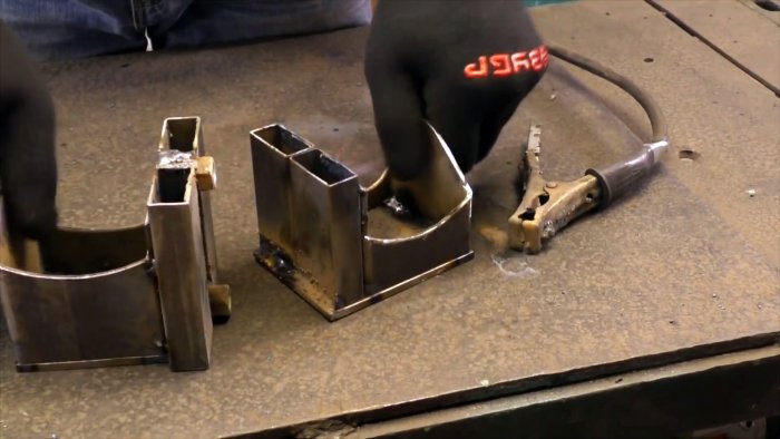 Этот станок из болгарок чистит ржавые трубы в два счета