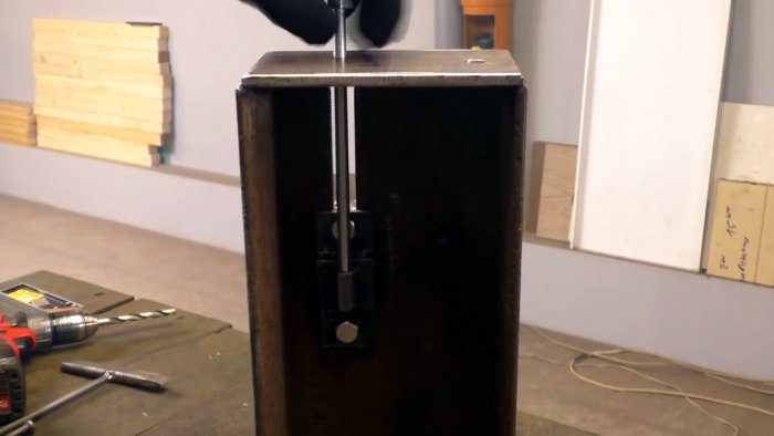 Этот станок из болгарок чистит ржавые трубы в два счета