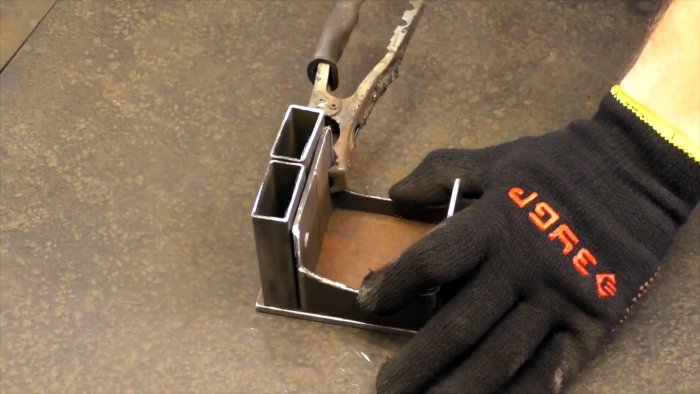 Этот станок из болгарок чистит ржавые трубы в два счета