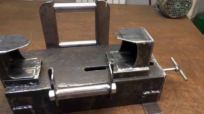 Этот станок из болгарок чистит ржавые трубы в два счета