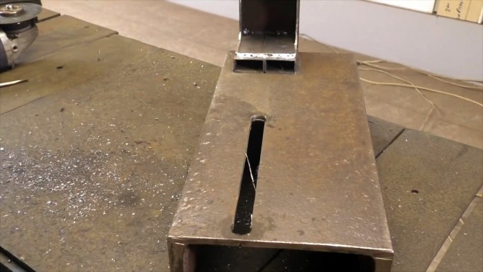 Этот станок из болгарок чистит ржавые трубы в два счета