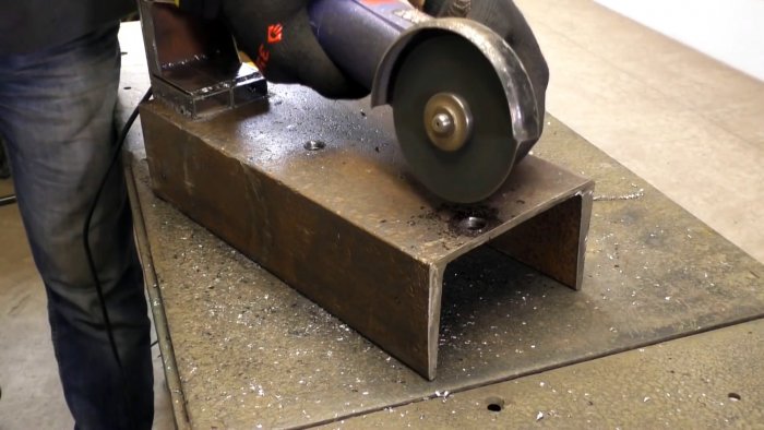 Этот станок из болгарок чистит ржавые трубы в два счета