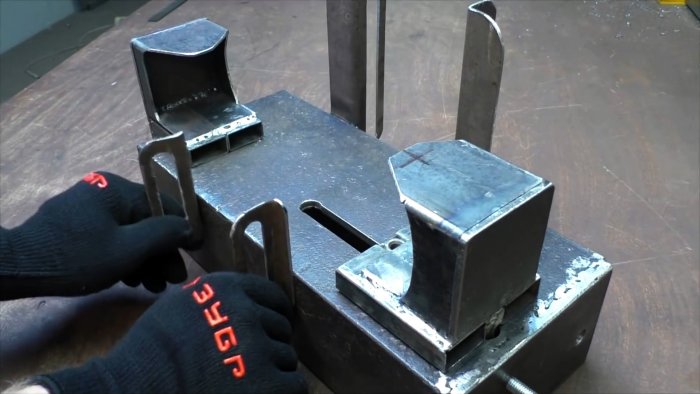 Этот станок из болгарок чистит ржавые трубы в два счета