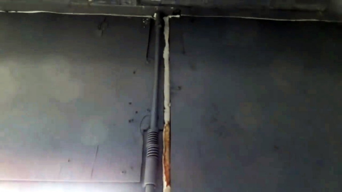 Теперь в гараже будет тепло: Копеечный способ герметизировать щели в гаражных воротах