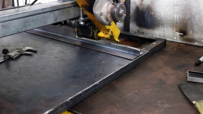 Торцовочная пила на базе болгарки с протяжкой своими руками