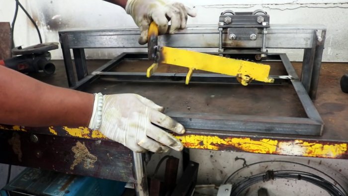 Торцовочная пила на базе болгарки с протяжкой своими руками