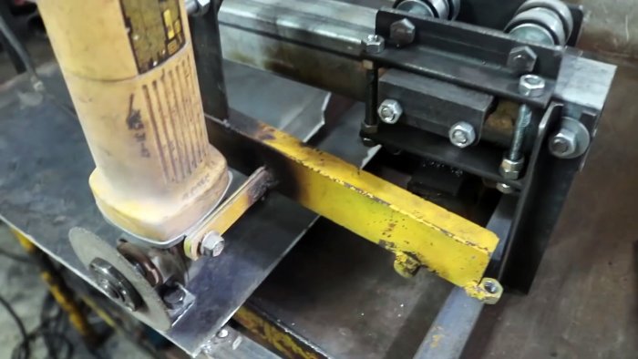 Торцовочная пила на базе болгарки с протяжкой своими руками