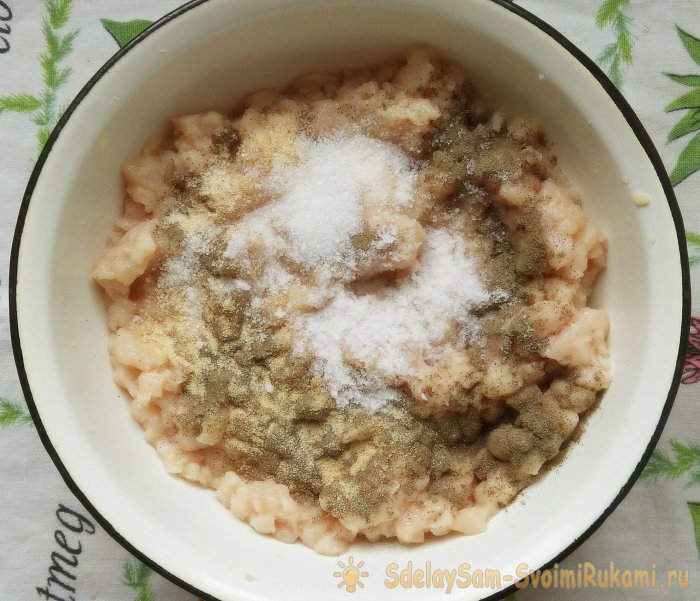 Куриная колбаса с ветчиной в домашних условиях