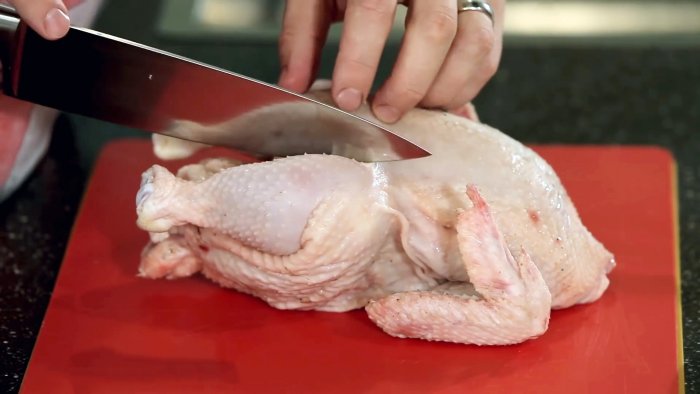 Как разделывают курицу в лучших ресторанах показывает шеф-повар
