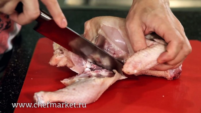 Как разделывают курицу в лучших ресторанах показывает шеф-повар
